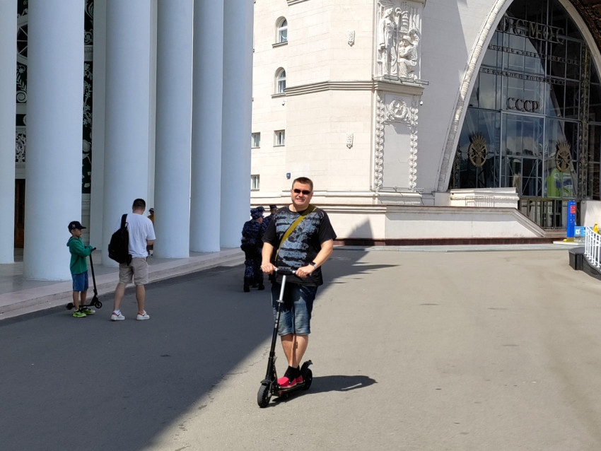 Посетитель на электросамокате у павильона ВДНХ