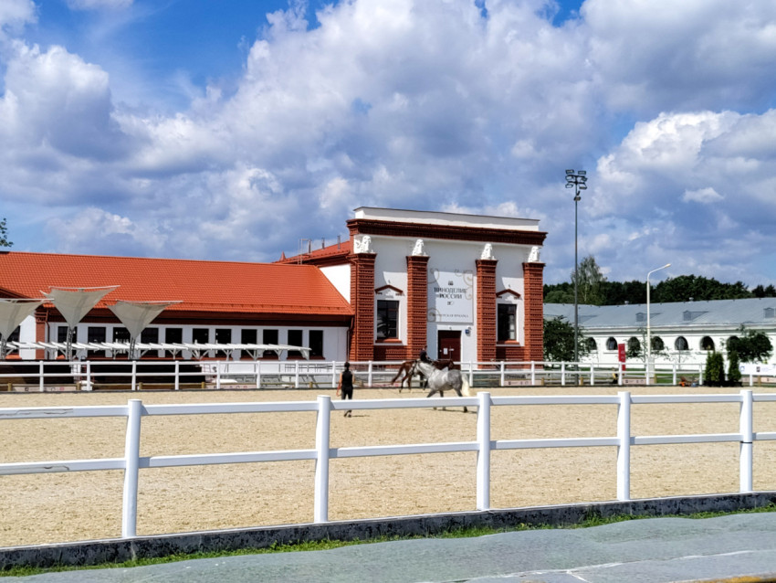 Здание конного комплекса ВДНХ рядом с тренировочной ареной
