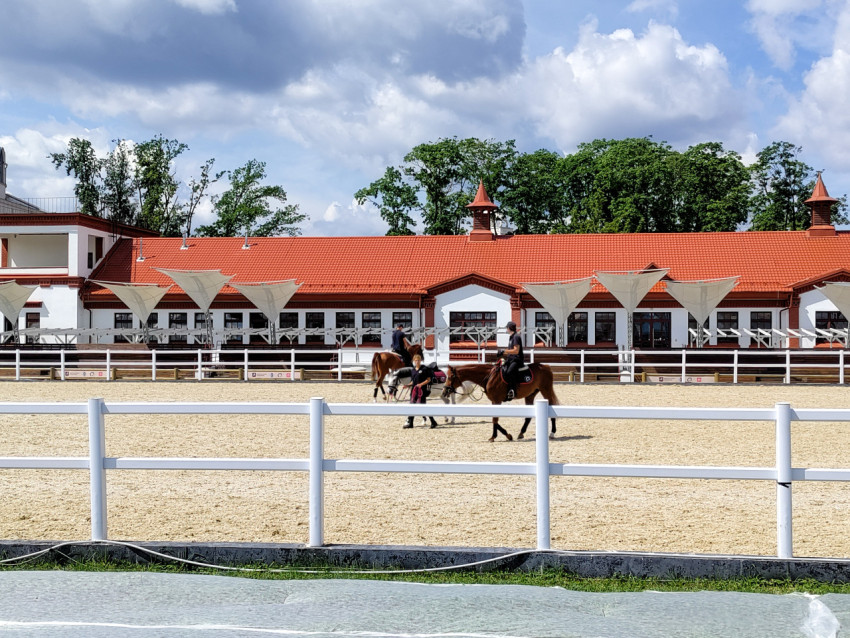 Всадники на лошадях на тренировочной арене ВДНХ