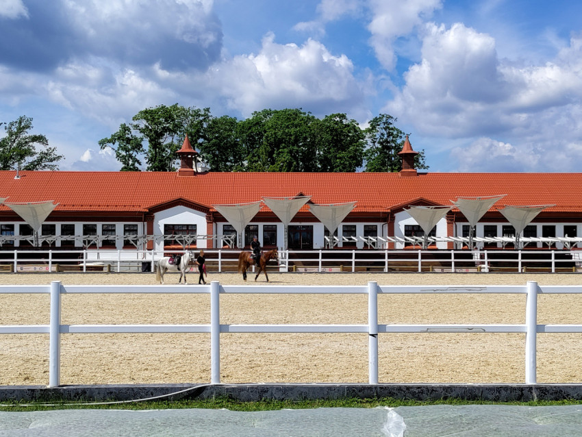 Манеж для верховой езды с всадниками на ВДНХ