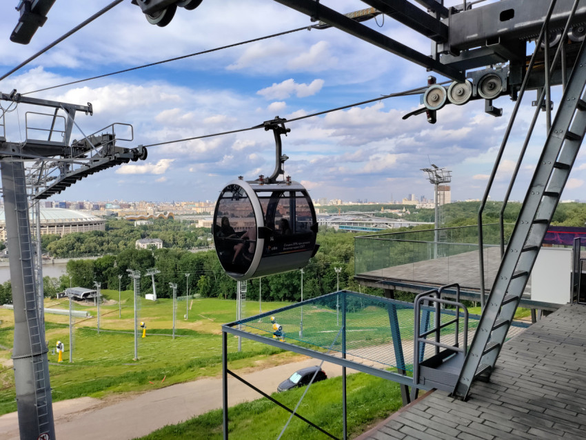 Кабина московской канатной дороги у станции на Воробьёвых горах