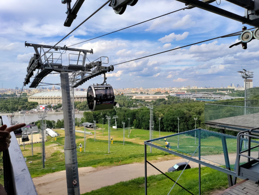 Кабина канатной дороги на Воробьёвых горах с видом на Лужники