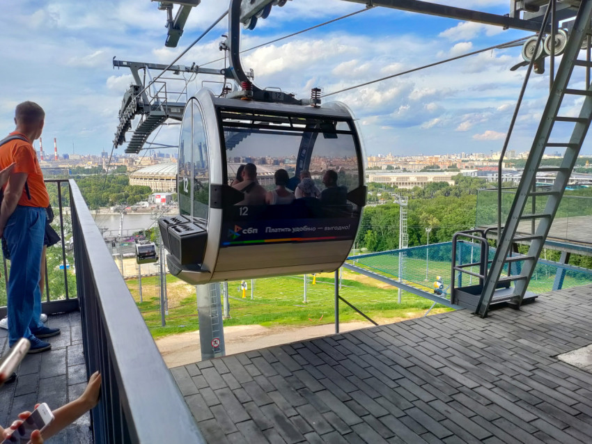 Отправление кабины канатной дороги с платформы Воробьёвы горы