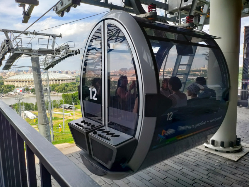 Кабина Московской канатной дороги на станции Воробьёвы горы