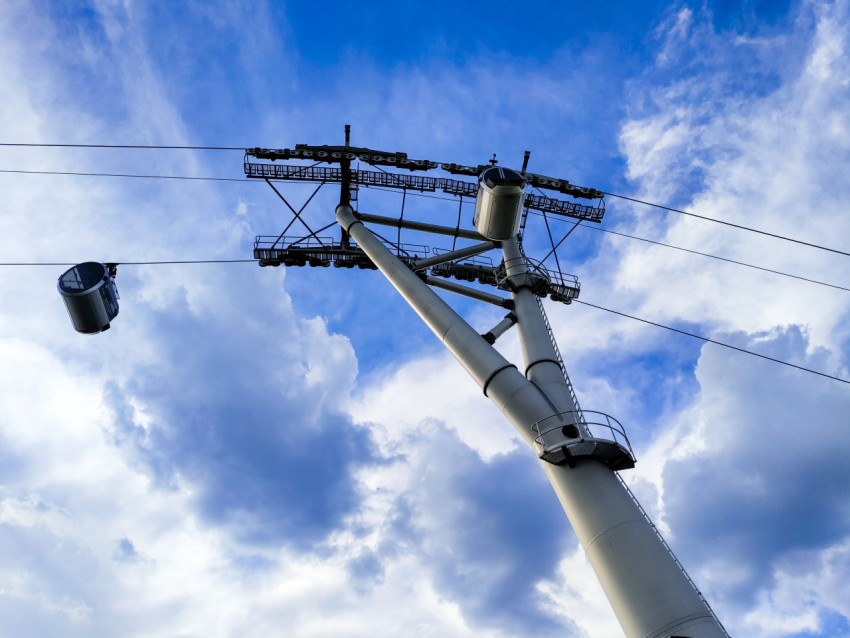 Кабины канатной дороги у опорной мачты