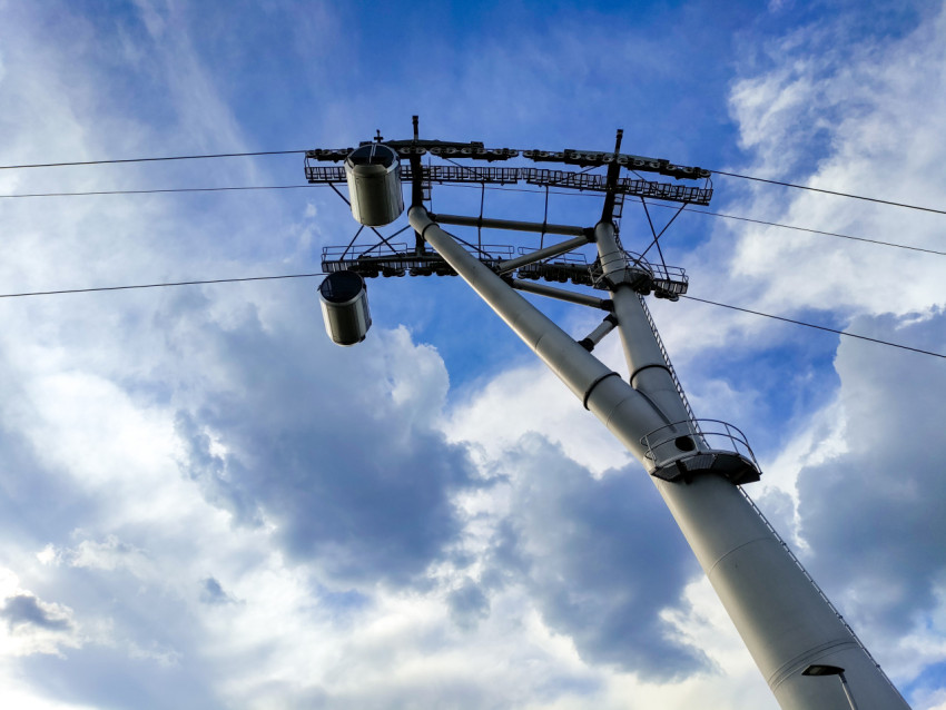 Опорная мачта Московской канатной дороги с кабинами