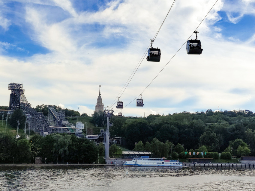 Кабины канатной дороги на фоне Воробьёвых гор