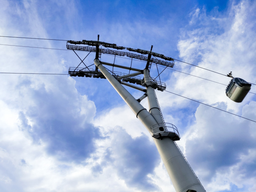 Опорная мачта Московской канатной дороги снизу