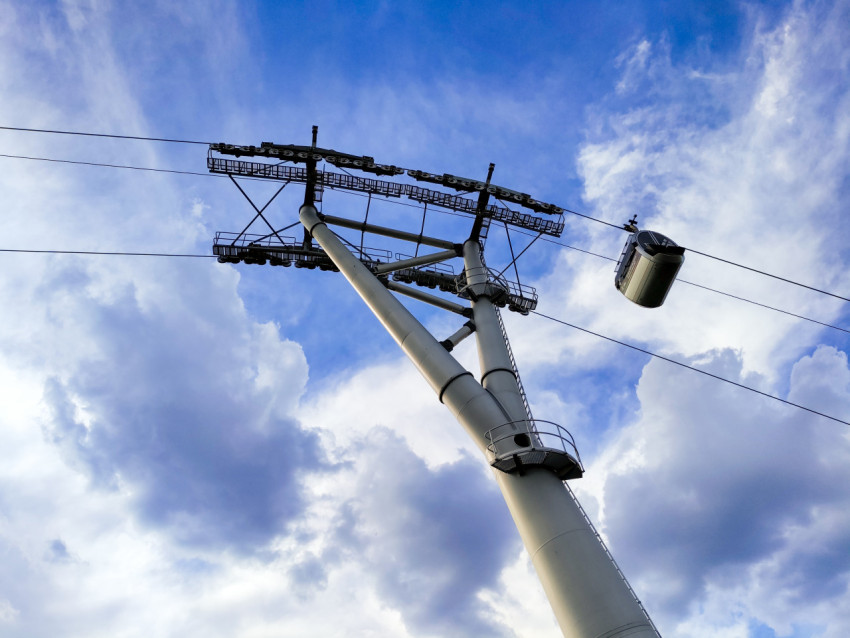 Техническая опора канатной дороги на фоне неба