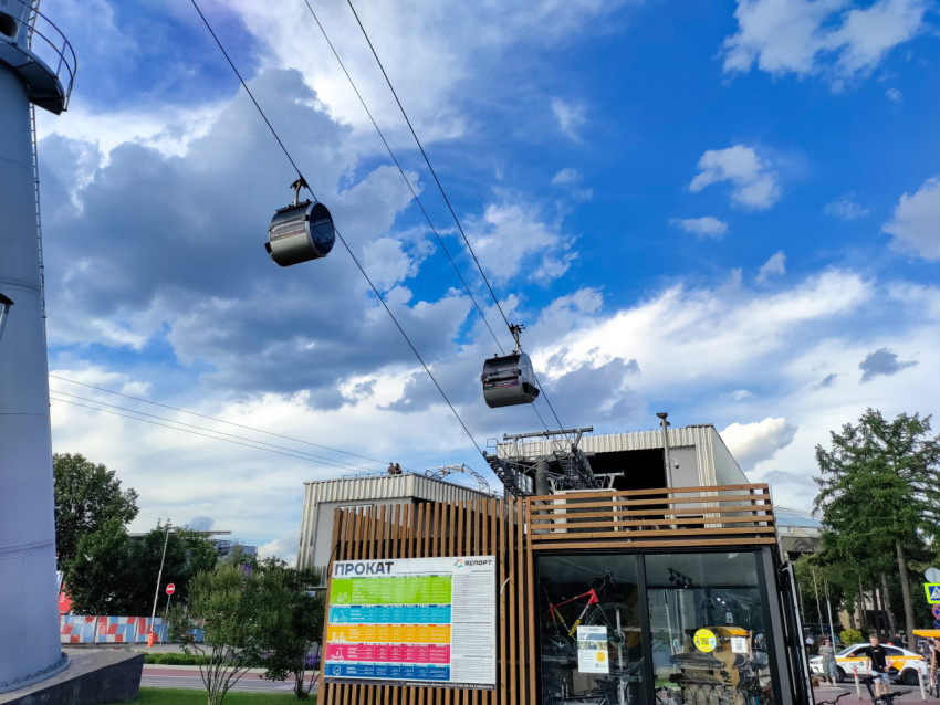 Кабины канатной дороги над городской застройкой