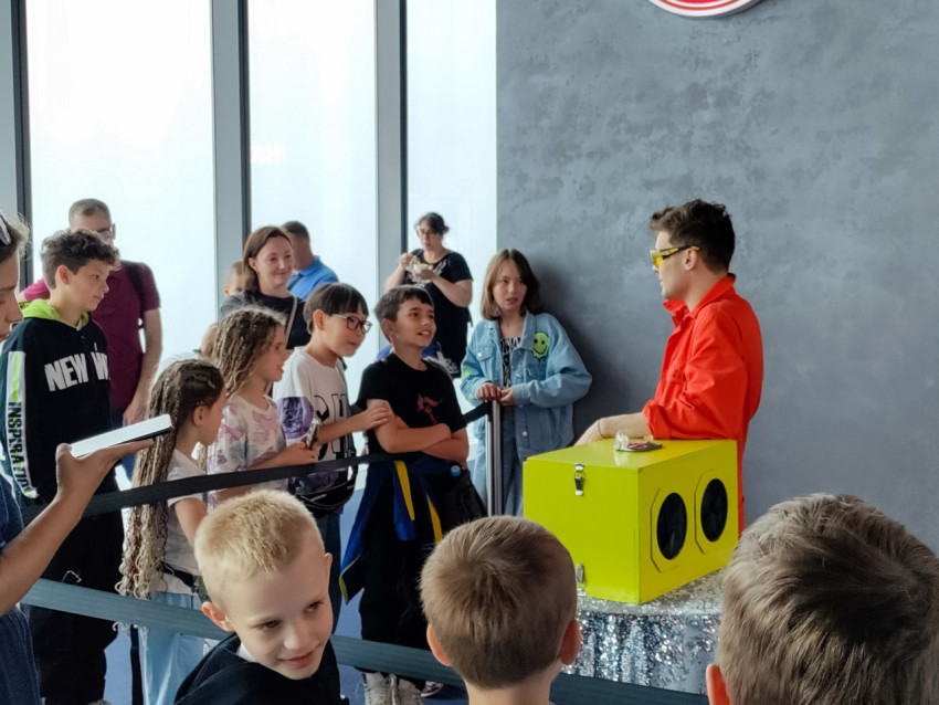 Посетители на интерактивной экскурсии фабрики мороженого в Москва-Сити