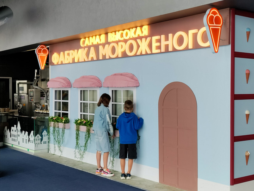 Фасадная декорация фабрики мороженого с интерактивными окнами