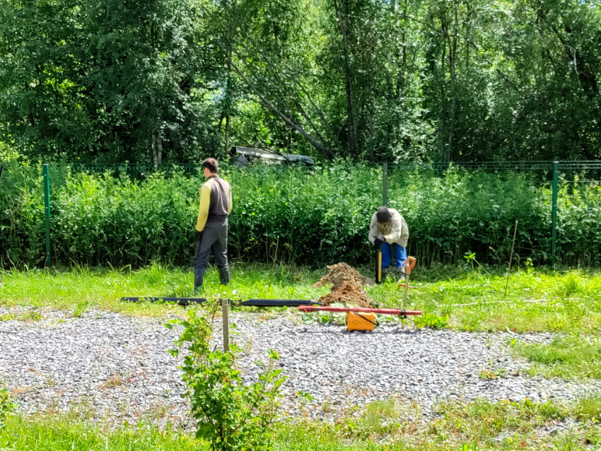 Монтаж свайного фундамента у забора с подготовкой лунок и складированием свай