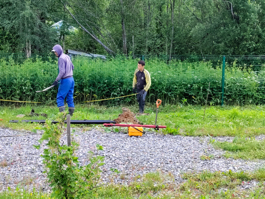 Разметка точек под сваи рулеткой при устройстве свайного фундамента