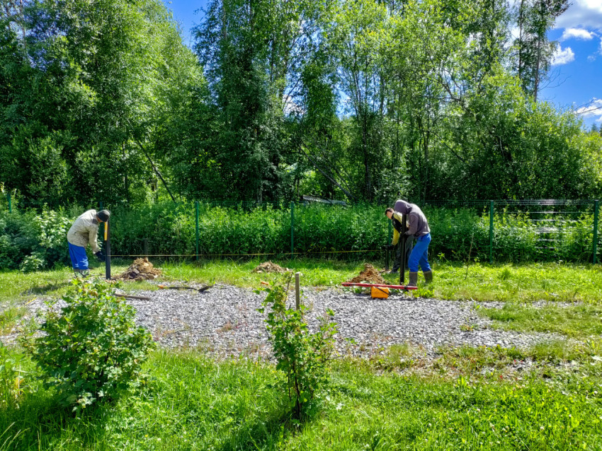 Разметка и установка винтовых свай по натянутому шнуру для свайного фундамента