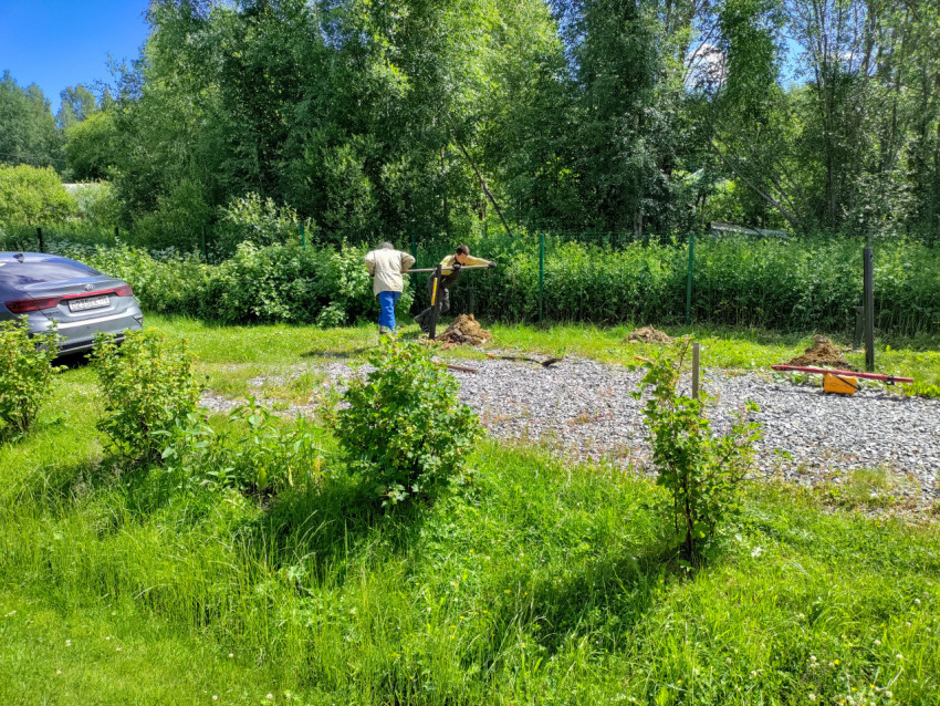 Устройство свайного фундамента с ручным завинчиванием винтовой сваи на участке