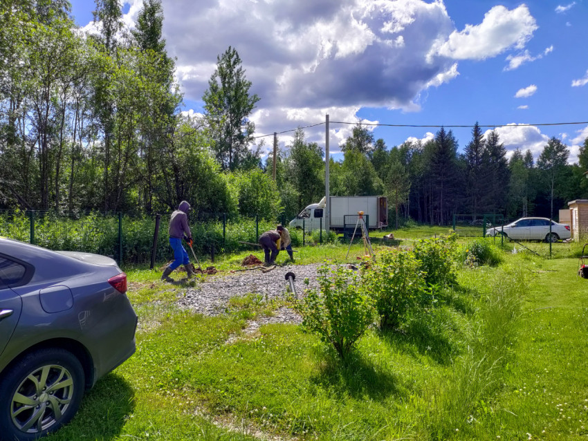 Разметка точек под свайный фундамент с геодезическим прибором на треноге