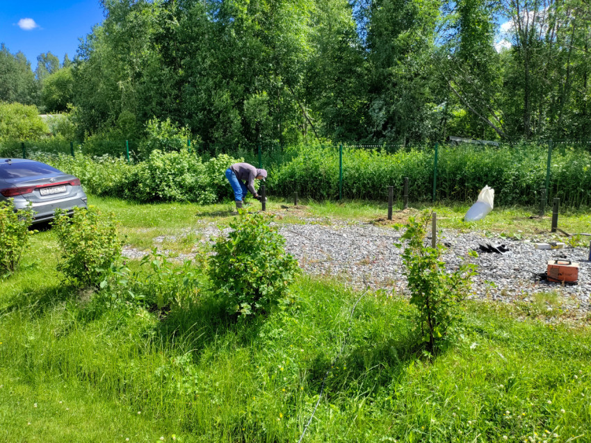 Выверка установленной сваи при монтаже свайного фундамента на частном участке