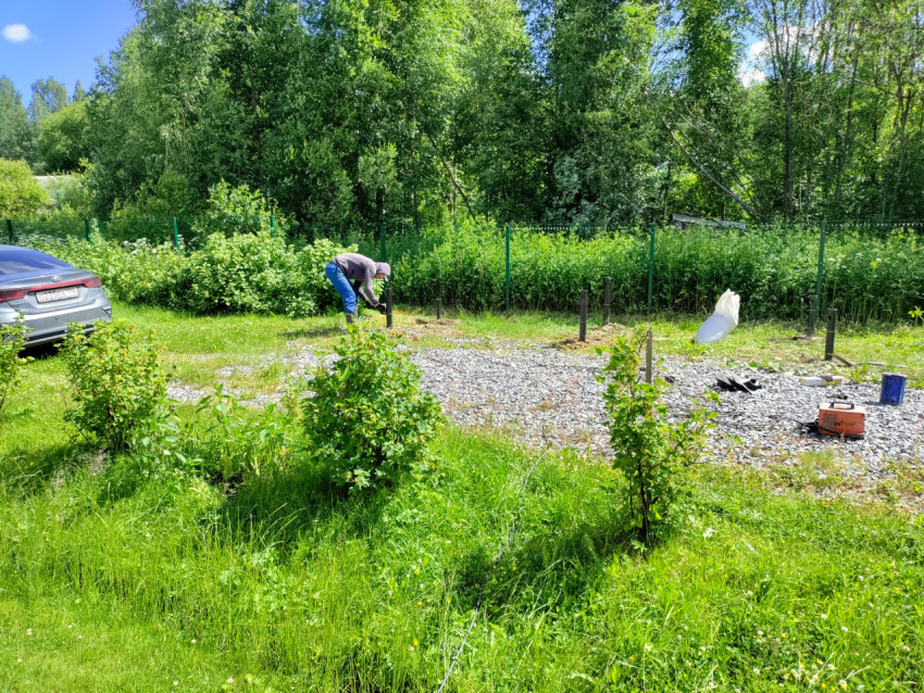 Монтаж свайного фундамента со сваями, кабелем и инструментами на щебёночной площадке