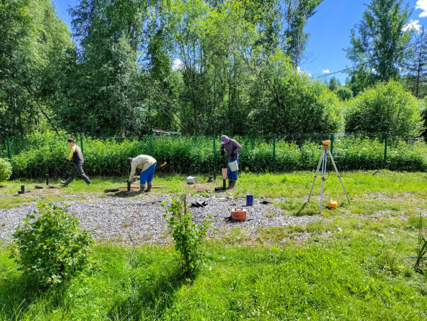 Контроль отметок при установке винтовых свай с нивелиром на штативе