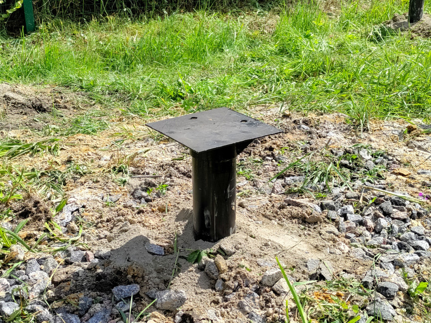 Оголовок винтовой сваи с квадратной площадкой на свежей подсыпке крупным планом