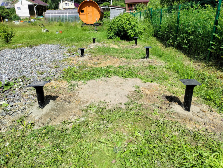 Разметка свайного фундамента под дом с металлическими сваями по периметру