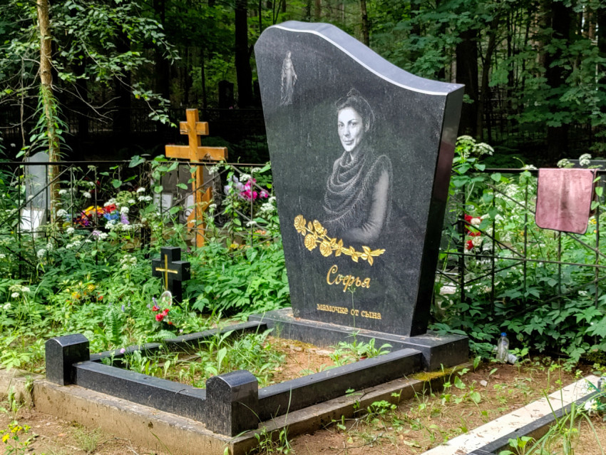 Надгробный памятник с портретом и надписью «мамочке от сына»