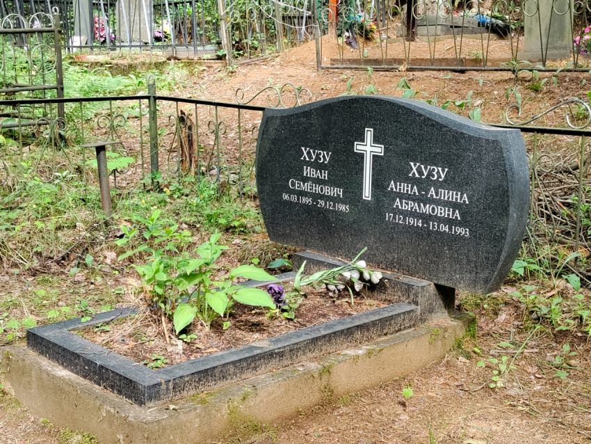 Семейный гранитный памятник с православным крестом на кладбище