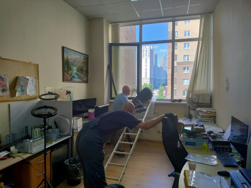 Монтажные работы у панорамного окна в офисном кабинете