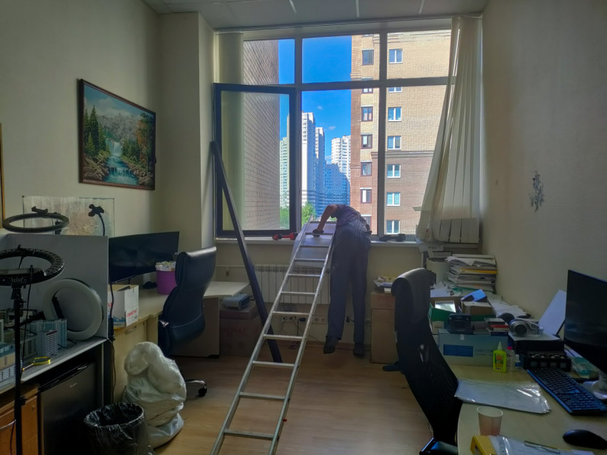 Офисное помещение во время обслуживания окна и подготовки к ремонту