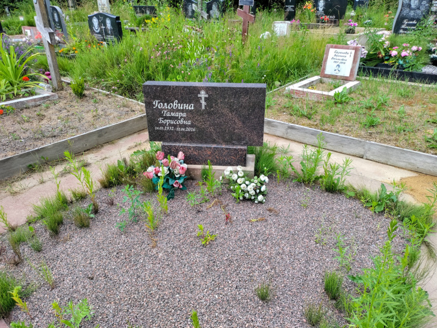 Надгробная плита с именем Головина Тамара Борисовна и датами жизни на кладбищенском участке