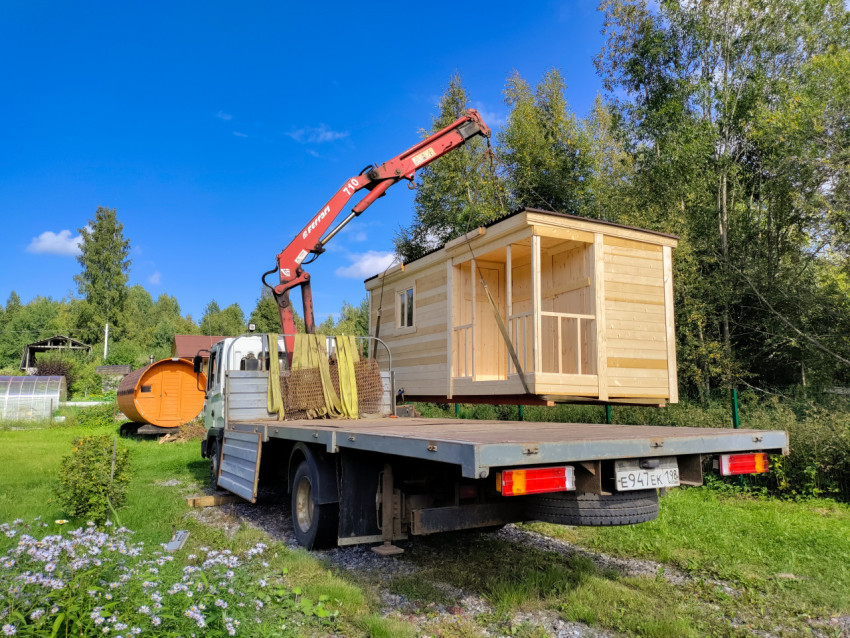 Разгрузка модульной постройки с грузовика на дачном участке