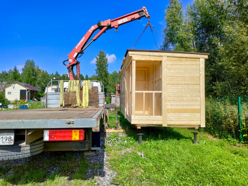 Установка деревянного домика на участке с помощью крана-манипулятора