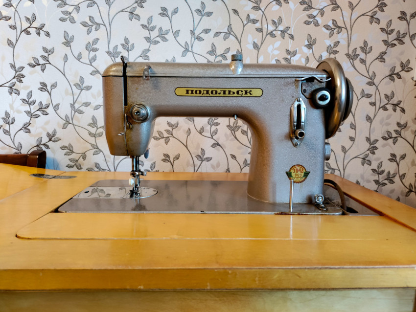 Швейная машина «Подольск» встроенная в столешницу