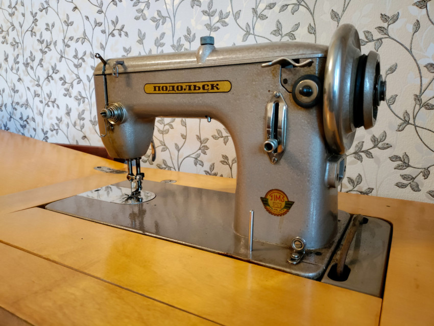 Механическая швейная машина «Подольск» крупным планом