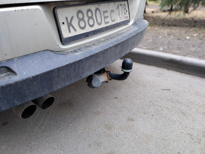 Фаркоп с защитным колпаком на автомобиле Volkswagen