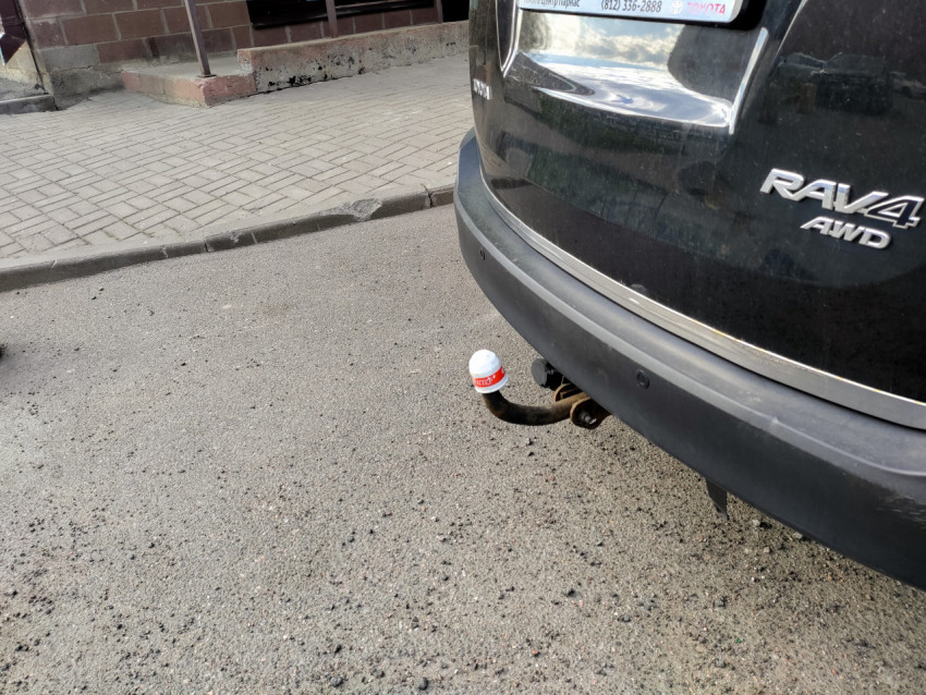 Фаркоп автомобиля Toyota RAV4 с защитной крышкой от Kinder