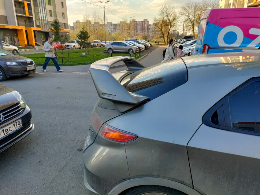 Задний спойлер на автомобиле Honda Civic