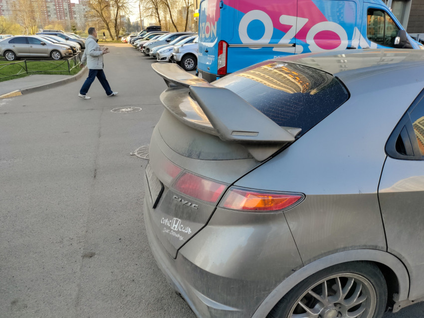 Задняя часть автомобиля Honda Civic с наклейкой клуба