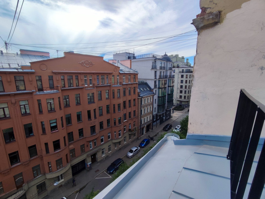 Вид с крыши на городскую улицу и фасады домов