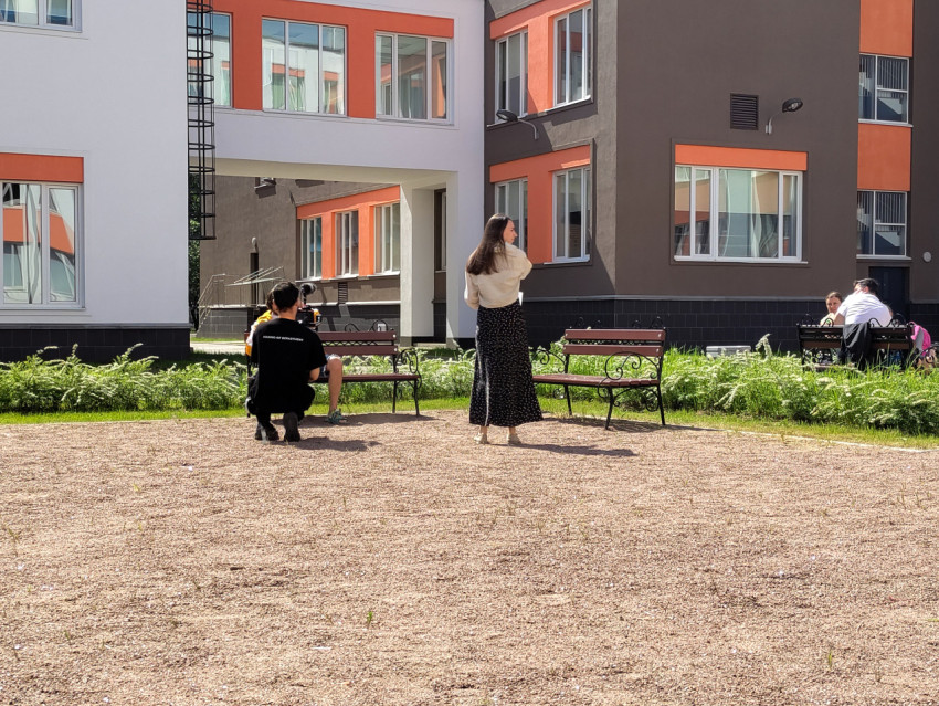 Оператор снимает сцену во дворе школы