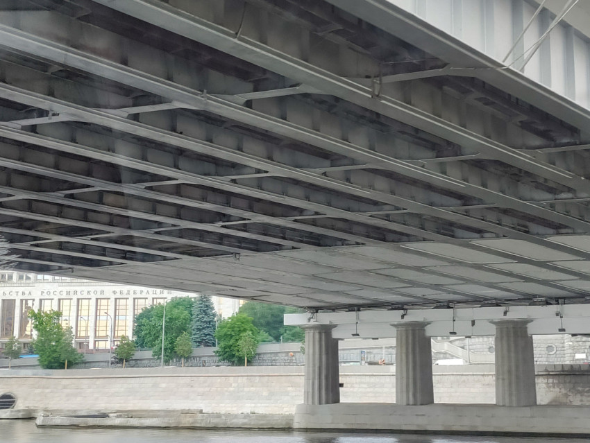 Конструктивные элементы Новоарбатского моста и набережная Москвы-реки