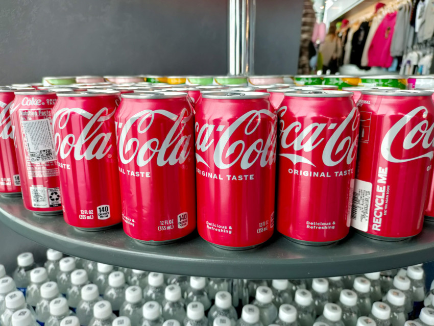 Банки Coca-Cola на круговой витрине в сувенирной зоне PANORAMA360