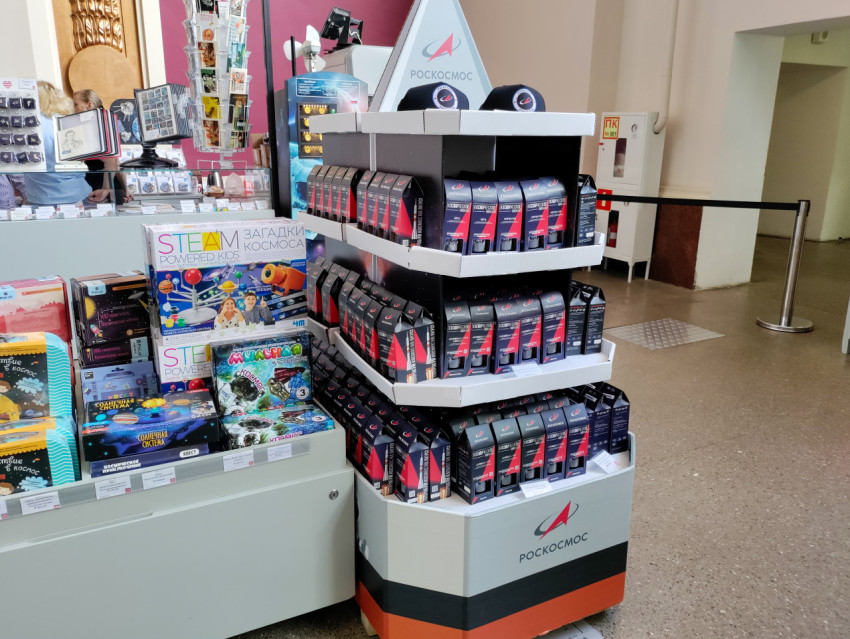 Торговая стойка с продукцией Роскосмоса на ВДНХ