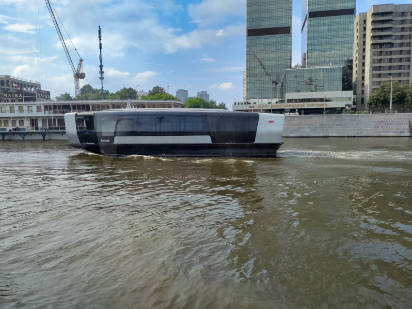 Электросудно «Битца» на Москве-реке у делового центра