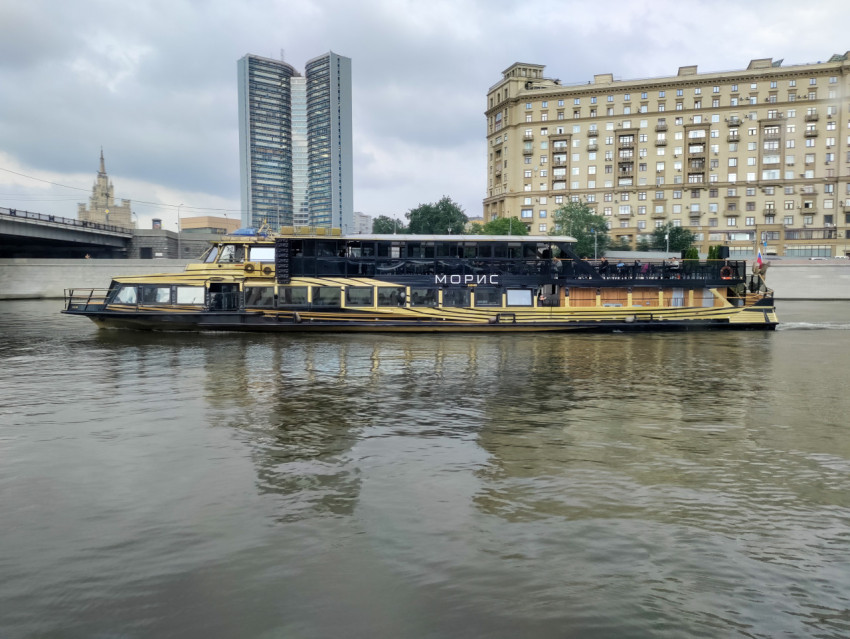 Теплоход «Морис» на Москве-реке рядом с мостом