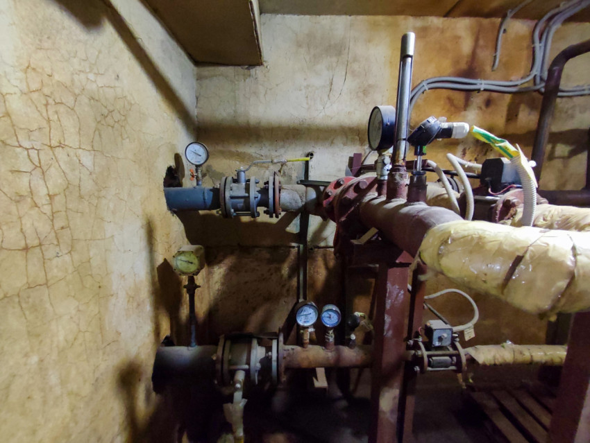 Общий вид трубопроводного узла с манометрами и запорной арматурой в подвальном помещении