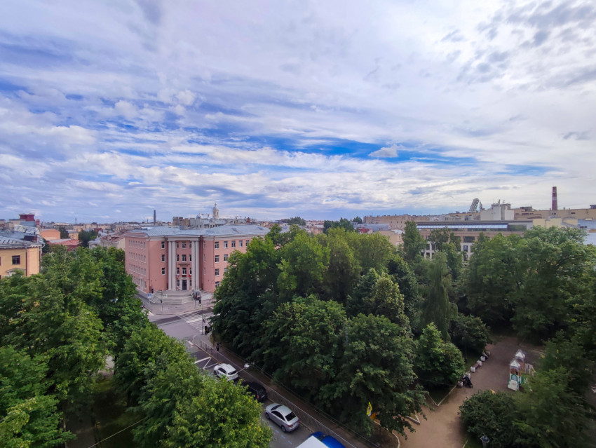 Панорама городского квартала с парком и облачным небом, вид с высоты