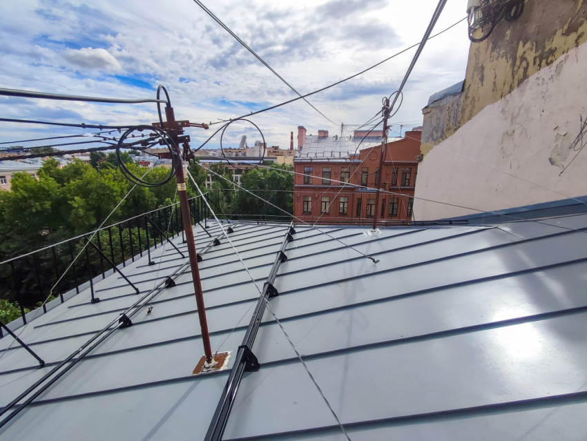 Фальцевая металлическая крыша со снегозадержателями и кабельными линиями