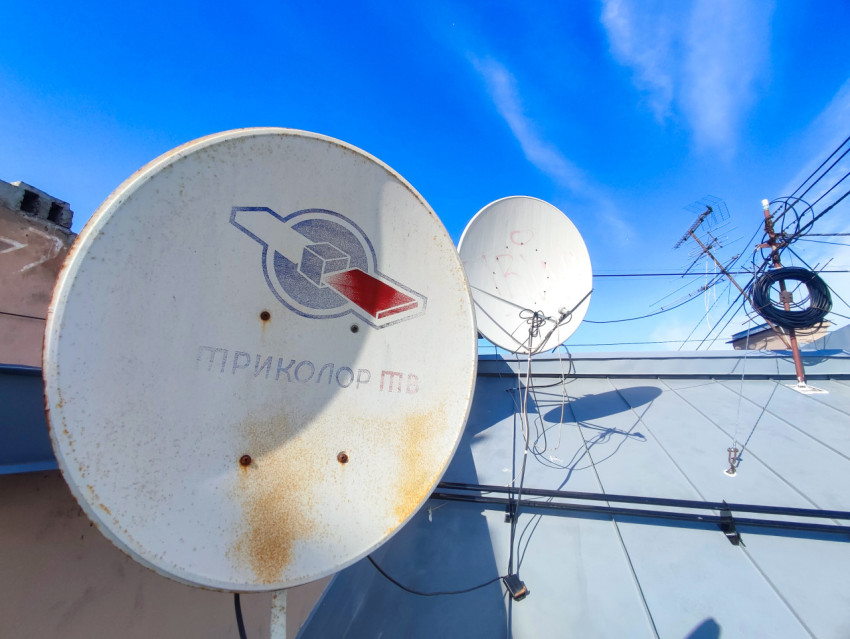 Спутниковая тарелка «Триколор ТВ» и антенны на металлической крыше